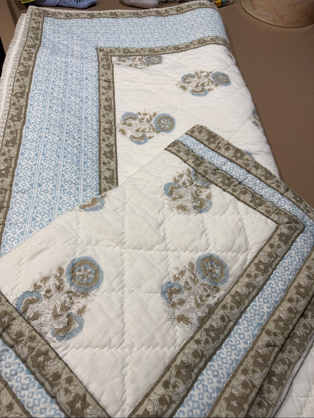 New Classic Floral Queen Quilted Bedspread set/2 pillowcases Ivory with Blue